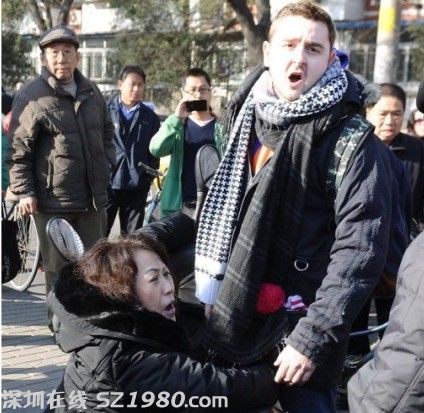 外國小伙北京街頭扶摔倒女子被訛1800元 衣服被撕爛（圖）
