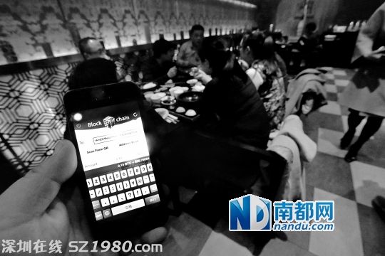 <p>    3日，北京一家餐館悄然開啟比特幣支付。吃一頓650元的飯，僅需支付0 .13個(gè)比特幣。圖為餐廳人員展示比特幣支付流程。C FP供圖</p>