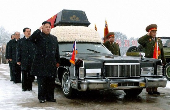 2011年12月28日，朝鮮平壤，金正恩（左前）、張成澤（金正恩后面）站在金正日的靈柩旁。