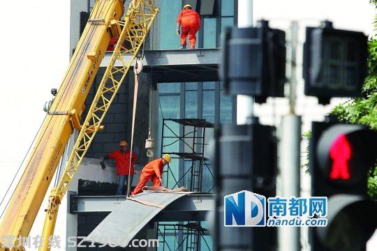 <a href=http://www.thesurfingworld.com/shenzhen/ target=_blank class=infotextkey>深圳</a>公務(wù)員小區(qū)百余業(yè)主維權(quán) 抗議超市冷卻塔