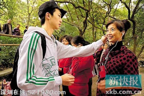 廣州男子自費千元給廣場舞大媽送耳機 求 默舞 