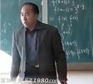 數(shù)學(xué)老師與女生課堂上演全武行 持本子互扇