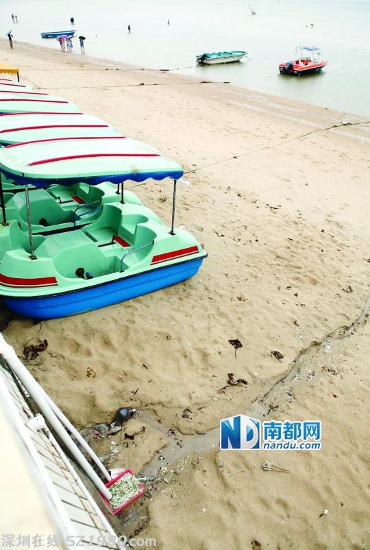 <p>    大鵬半島靠近海灘的餐廳將廢水、剩飯剩菜排到海里。 南都資料圖片</p>