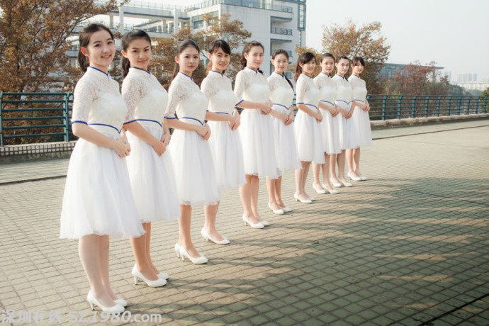 最近，浙江大學禮儀隊一張照片在微博上轉(zhuǎn)得很火，10位女生穿著白色鑲藍邊的禮服，站成一排，雙手疊放在身前，笑得很燦爛。