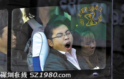 由于出門太早，車上的乘客一臉倦容。