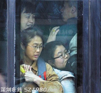 一名門口的乘客被擠在人群中無法動彈。
