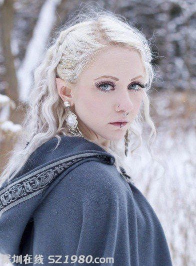 金發(fā)美女自認前世為仙女 削耳成魔戒精靈
