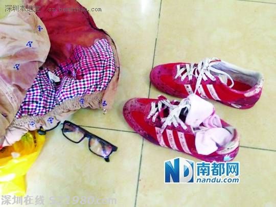 <p>    光明新區(qū)高級(jí)中學(xué)一名女高中生被男同學(xué)持刀割傷頸部，該女同學(xué)的衣服均染有斑斑血跡。 南都記者 王子榮 攝</p>