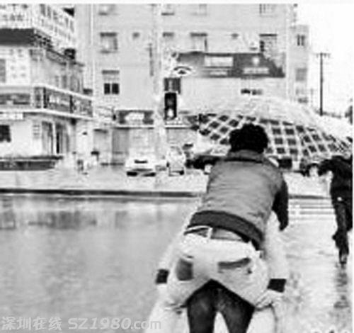 女子穿高跟鞋背男友過積水引關(guān)注