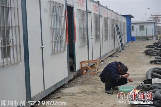 成都工人柜族生活環(huán)境曝光 每天6元住集裝箱當(dāng)柜族