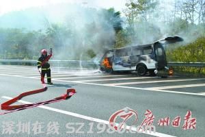 汽車行駛過程中自燃司機不知 過路車友提醒脫險