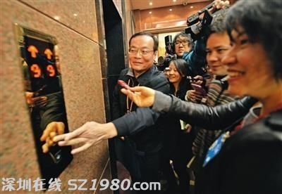 東莞市長被追問掃黃和經(jīng)濟(jì)轉(zhuǎn)型 回答 嘿嘿 