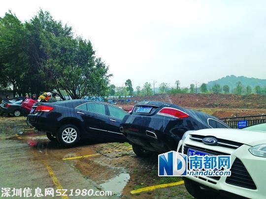 中山清早小區(qū)地陷如地震  吞 下8輛車