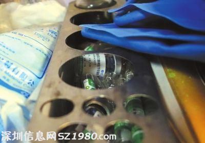 車內(nèi)各種用過的注射藥劑瓶子和未使用的放在一起。