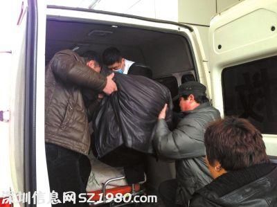 患者被送上黑急救車。