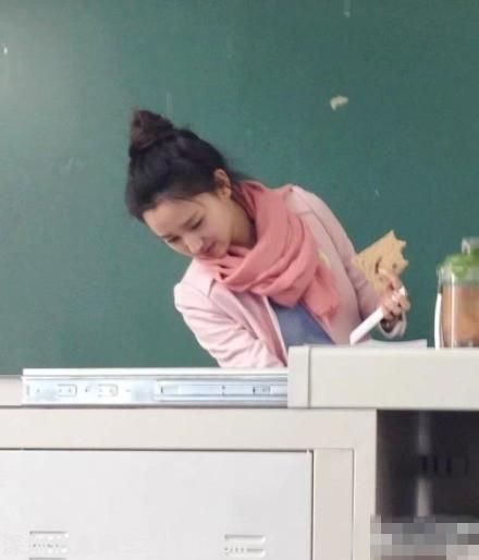 大學(xué)美女老師酷似劉詩詩 男生出勤率爆表(組圖)