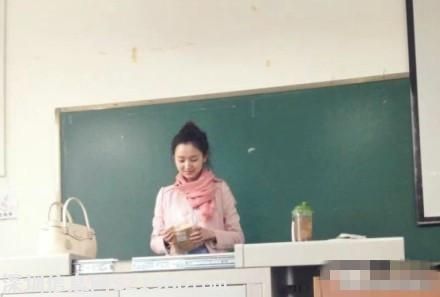大學(xué)美女老師酷似劉詩詩 男生出勤率爆表(組圖)