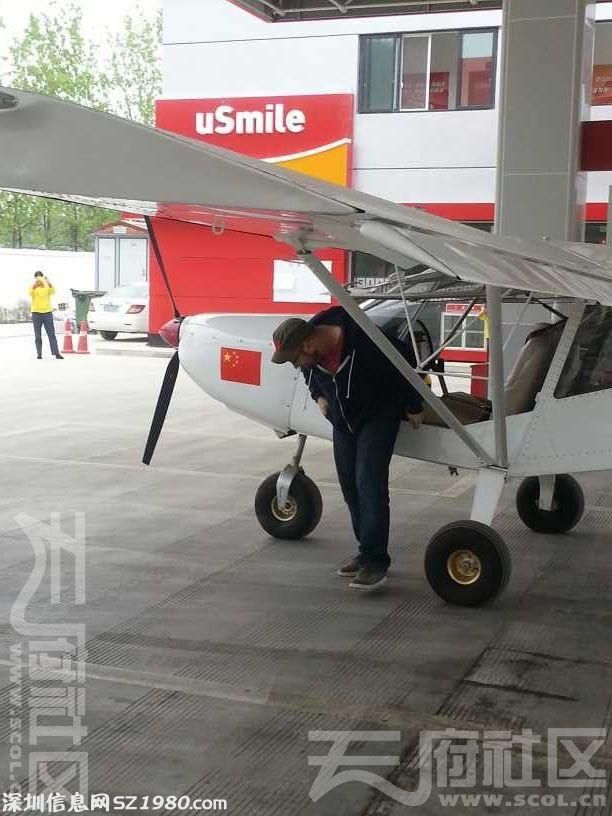 一架飛機降落在四川北川馬路上 拐進加油站加油
