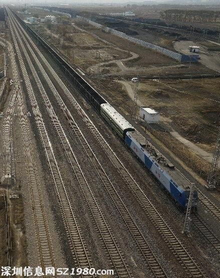中國實現(xiàn)3萬噸重載列車試運行：總長近4000米