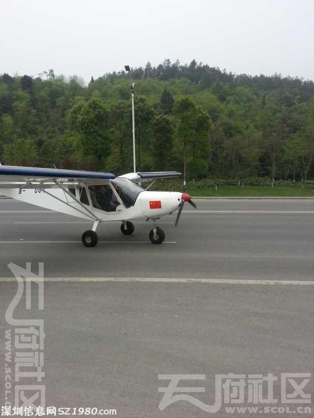 飛機在降落到公路上后，還往前滑行了一段距離，然后拐進了路邊的加油站。