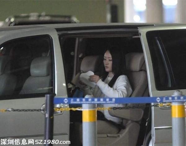 楊鈺瑩現(xiàn)身機(jī)場2.jpg