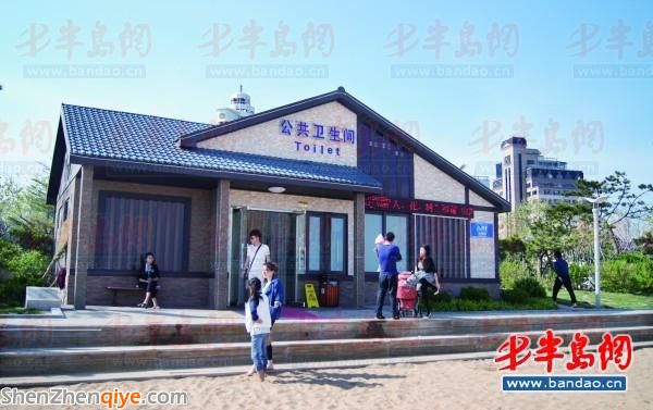 石老人海水浴場的公廁外墻已經安裝了LED顯示屏。