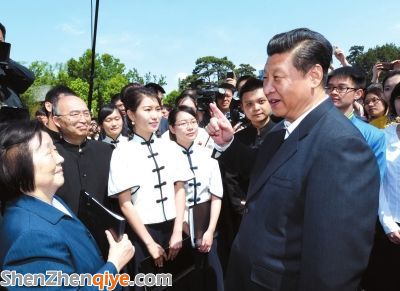 ▲習近平在校園觀看北大師生紀念五四運動95周年青春詩會時同朗誦者親切交談。 新華社發(fā)