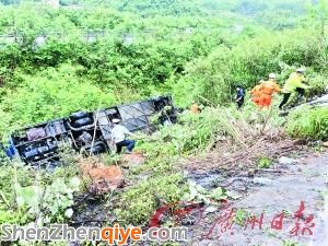 清遠30人大巴高速撞貨車翻落山坡 2死多傷 