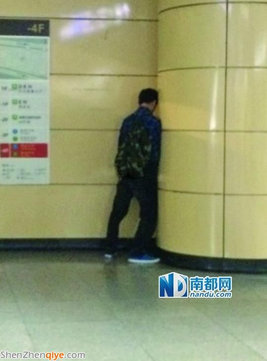 男子在<a href=http://www.thesurfingworld.com/shenzhen/ target=_blank class=infotextkey>深圳</a>一地鐵站內(nèi)當(dāng)中便溺被吐槽(圖)