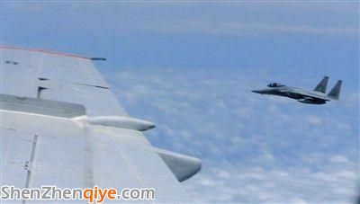 國(guó)防部網(wǎng)站12日公布的視頻截圖，日本F-15軍機(jī)從中國(guó)圖-154機(jī)頭方向危險(xiǎn)切入，兩者最近距離約30米左右。