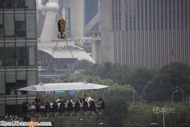 上?，F(xiàn) 空中餐廳  吊車(chē)牽引懸空50米就餐