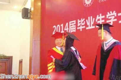 成都大學畢業(yè)生親吻校長。 