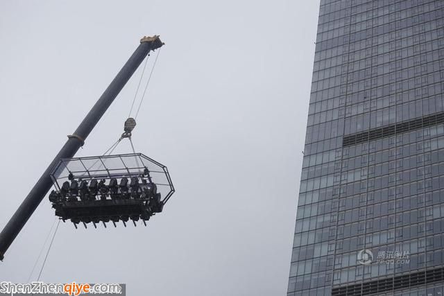 上海現(xiàn) 空中餐廳  吊車(chē)牽引懸空50米就餐