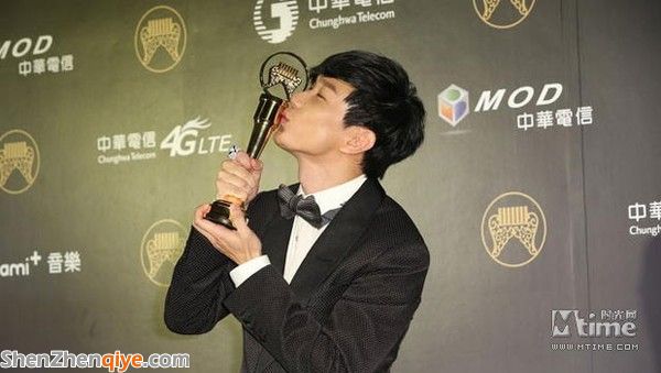 林俊杰親吻金曲獎(jiǎng)獎(jiǎng)杯