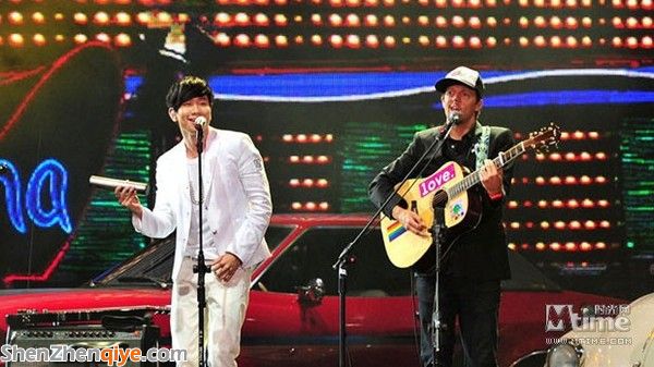 林俊杰攜手Jason Mraz登臺(tái)表演