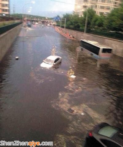 北京暴雨橋下積水淹車 車主棄車逃命