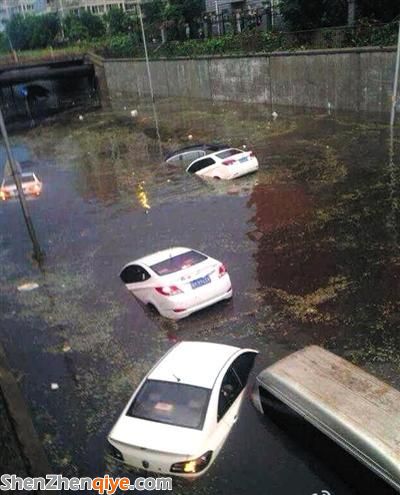 北京暴雨橋下積水淹車 車主棄車逃命