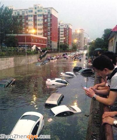 北京暴雨橋下積水淹車 車主棄車逃命