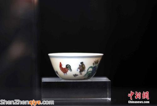 3月12日，玫茵堂珍藏明成化斗彩雞缸杯在記者會(huì)展示。中新社發(fā)譚達(dá)明攝