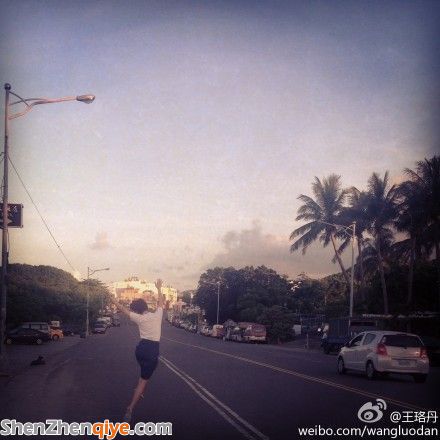 王珞丹奔跑曬背影 網(wǎng)友祝 一路順瘋 