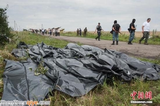 當?shù)貢r間2014年7月20日，烏克蘭頓涅茨克Torez，馬航墜機遇難乘客遺體被裝上列車冷藏車廂被運走。
