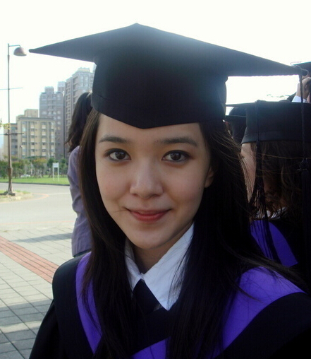 郭采潔大學畢業(yè)照曝光：長發(fā)披肩小清新vs短發(fā)霸氣女王范兒