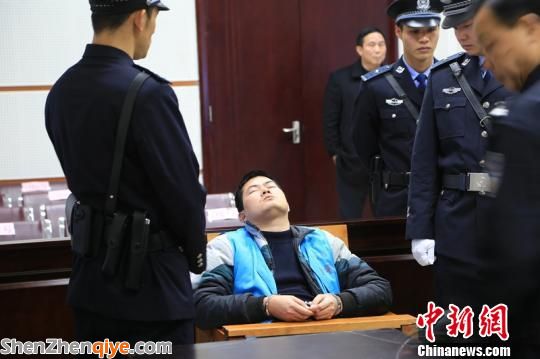 2014年2月17日，法院一審宣判胡平死刑后，他閉上眼睛仰面朝天　鐘欣　攝