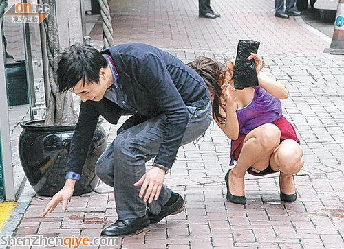 何佩瑜拋胸又露腿