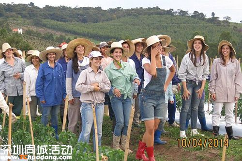 人民網8月28訊 據《每日郵報》報道，在巴西東南部有一個名符其實的 女兒國 ，這個小鎮(zhèn)上居住著超過600名女性，而她們絕大多數年齡都在20到35歲之間。