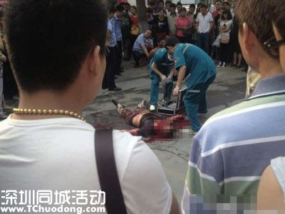 河南一男子疑妻出軌當街砍人 現(xiàn)場血腥妻子嚇傻