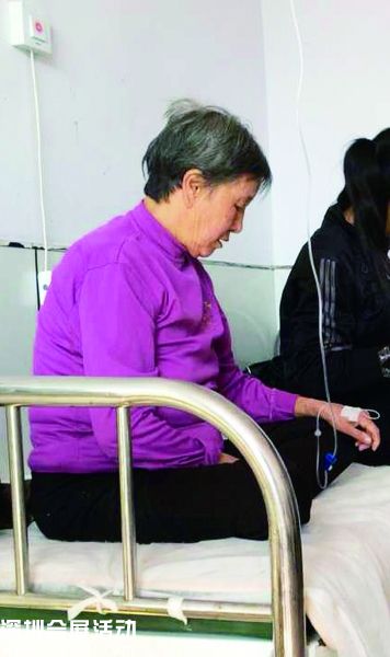 高玉倫母親在醫(yī)院里，下午她將出院回家