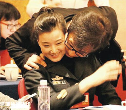 官員后悔曾強摟宋祖英 含沙射影暗諷宋祖英后臺不敢得罪成龍