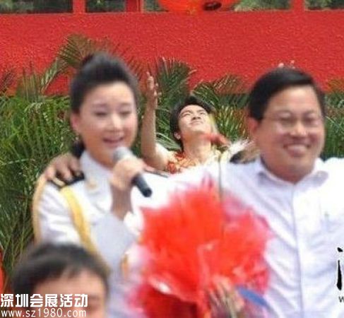 官員后悔曾強摟宋祖英 含沙射影暗諷宋祖英后臺不敢得罪成龍