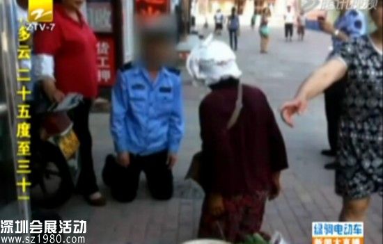 城管與大媽當街互跪：人性化執(zhí)法的進步(視頻/圖)